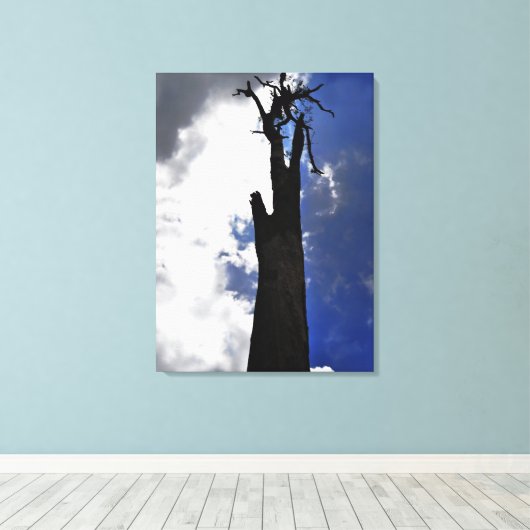 Oude dode boom tegen duistere wolken canvas afdruk (Insitu (Houten vloer))