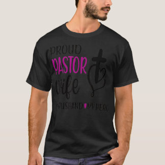 Oude dominee vrouw van een pastor-echtgenoot-kerk t-shirt