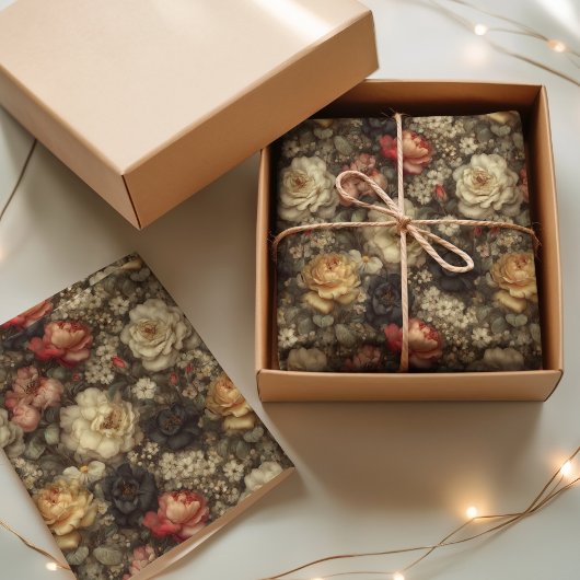 Oude donkere bloemige pioen- en roosdecoupage tissuepapier