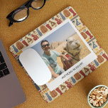 Oude Egypte thema aangepaste foto Muismat<br><div class="desc">Show van een favoriete momentopname van uw vakantie in Egypte met deze mousepad. Je foto en onderschrift verschijnen tegen een achtergrond met patronen met verschillende oude Egyptische stijlillustraties.</div>