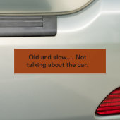 Oude en langzame autobumper. bumpersticker (Op auto)