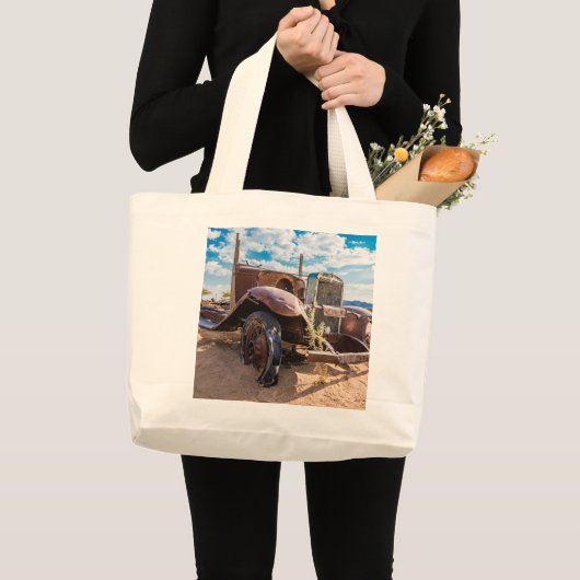 Oude en verlaten auto #3 in Solitaire Grote Tote Bag (Voorkant (product))