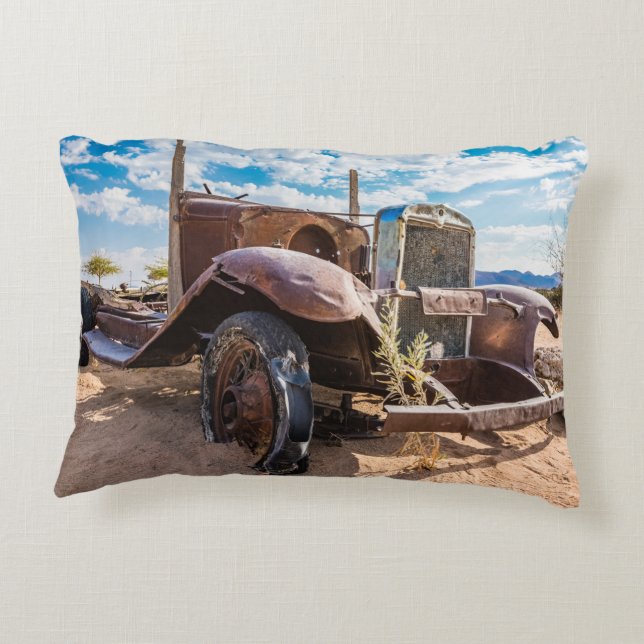 Oude en verlaten auto #3 in Solitaire, Namibië Accent Kussen (Achterkant)