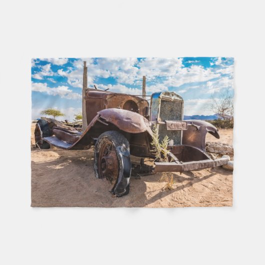 Oude en verlaten auto #3 in Solitaire, Namibië Fleece Deken (Voorkant (Horizontaal))