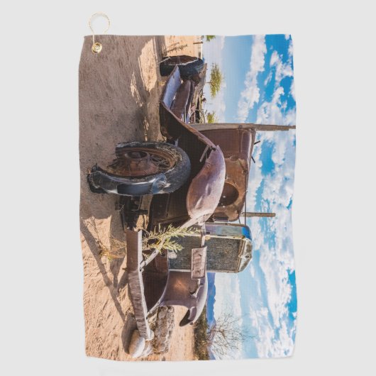 Oude en verlaten auto #3 in Solitaire, Namibië Golfhanddoek (Voorkant)