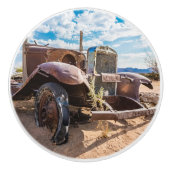Oude en verlaten auto #3 in Solitaire, Namibië Keramische Knop (Voorkant)