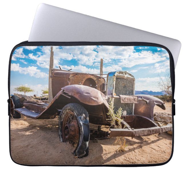 Oude en verlaten auto #3 in Solitaire, Namibië Laptop Sleeve (Voorkant)
