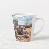 Oude en verlaten auto #3 in Solitaire, Namibië Latte Mok (Rechts)