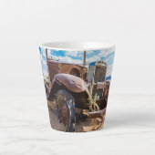 Oude en verlaten auto #3 in Solitaire, Namibië Latte Mok (Voorkant)