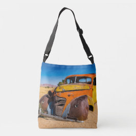 Oude en verlaten auto in Solitaire, Namibië Crossbody Tas