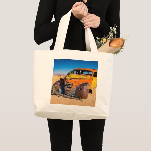 Oude en verlaten auto in Solitaire, Namibië Grote Tote Bag (Voorkant (product))