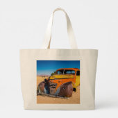 Oude en verlaten auto in Solitaire, Namibië Grote Tote Bag (Achterkant)