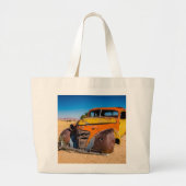 Oude en verlaten auto in Solitaire, Namibië Grote Tote Bag (Voorkant)