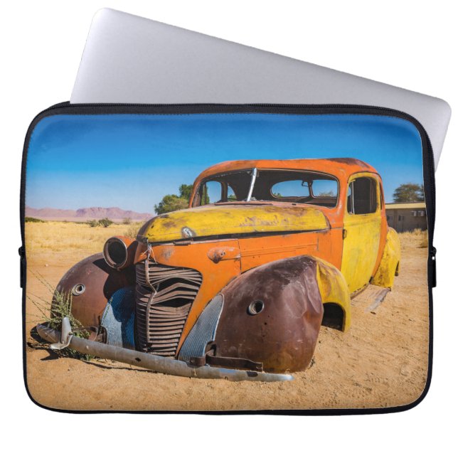 Oude en verlaten auto in Solitaire, Namibië Laptop Sleeve (Voorkant)