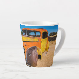 Oude en verlaten auto in Solitaire, Namibië Latte Mok