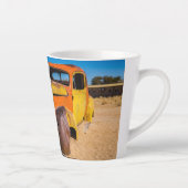 Oude en verlaten auto in Solitaire, Namibië Latte Mok (Rechts)