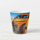 Oude en verlaten auto in Solitaire, Namibië Latte Mok (Voorkant)