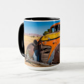 Oude en verlaten auto in Solitaire, Namibië Mok (Voorkant links)