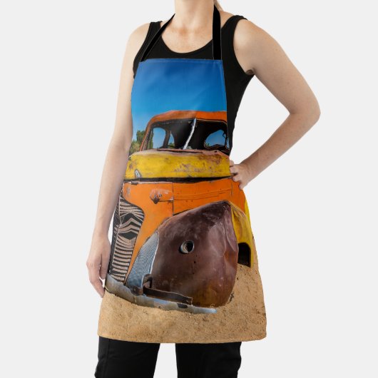 Oude en verlaten auto in Solitaire, Namibië Schort (Insitu)