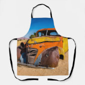 Oude en verlaten auto in Solitaire, Namibië Schort (Voorkant)