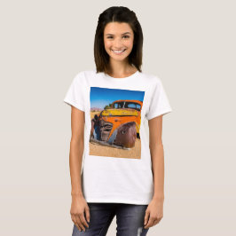 Oude en verlaten auto in Solitaire, Namibië T-shirt