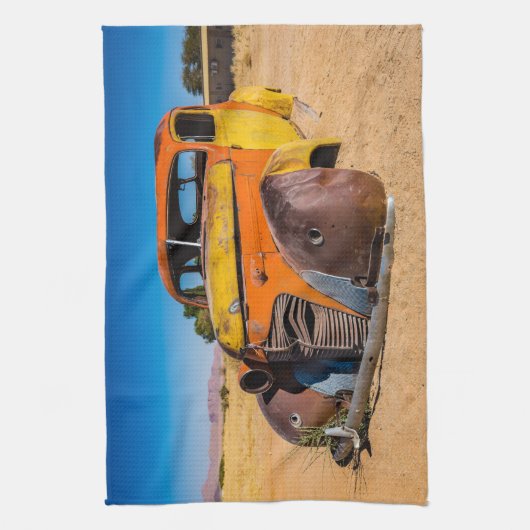 Oude en verlaten auto in Solitaire, Namibië Theedoek (Verticaal)