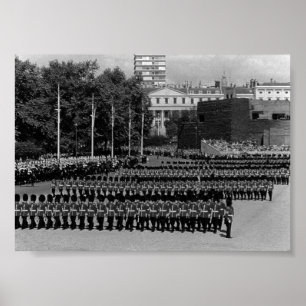 Oude Engelse Garde marcherend in langzaam tempo Poster