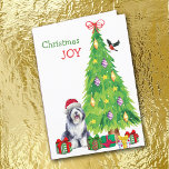 Oude Engelse herdershond, vogel en kerstboom Feestdagen Kaart<br><div class="desc">Aan de voorzijde van deze kerstkaart draagt een mooie Old English Sheepdog een rood-wit Sinterklaasfeest pet terwijl hij naast een kerstboom zit. Licht verpakte cadeaupakketten zijn verspreid over, en een goudvink landt op de kerstboom. De rode en groene tekst zegt "Christmas JOY". Binnen is gestileerde tekst die VROLIJK KERSTMIS zegt,...</div>