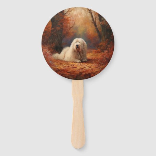 Oude Engelse Schaapshond in de herfstbladeren val Handwaaier (Voorkant)