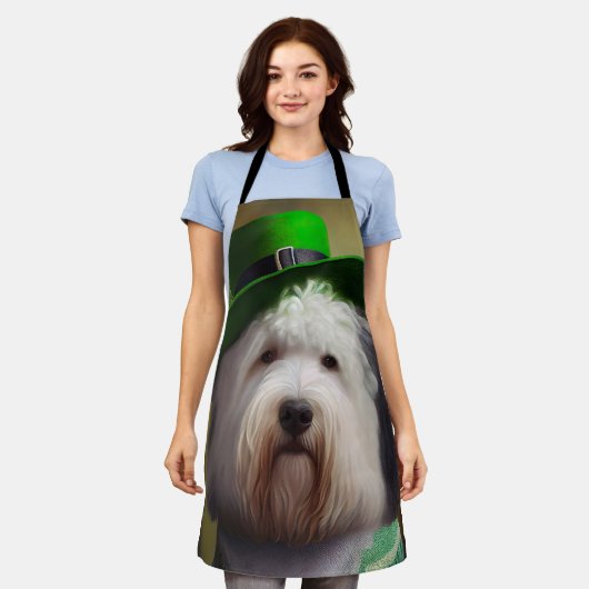 Oude Engelse Sheepdog in St. Patrick's Day Dress Schort (Gedragen)