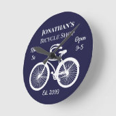 oude fiets met een fashioned motor: winkelnr. 5 ronde klok (Hoek)