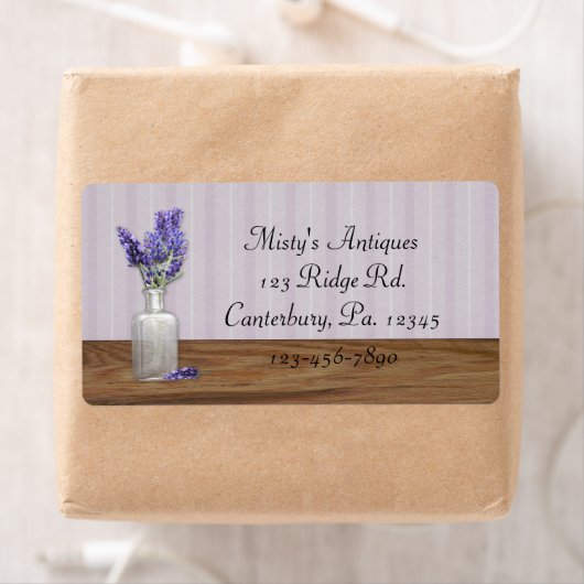 Oude fles met etiket op lavendel (Insitu)