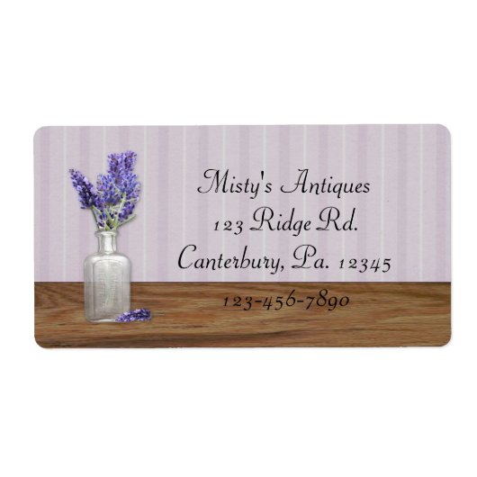 Oude fles met etiket op lavendel (Voorkant)