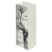 Oude fontein in het park met beeldhouwjongen wijn cadeautas (Achterkant Gekanteld)