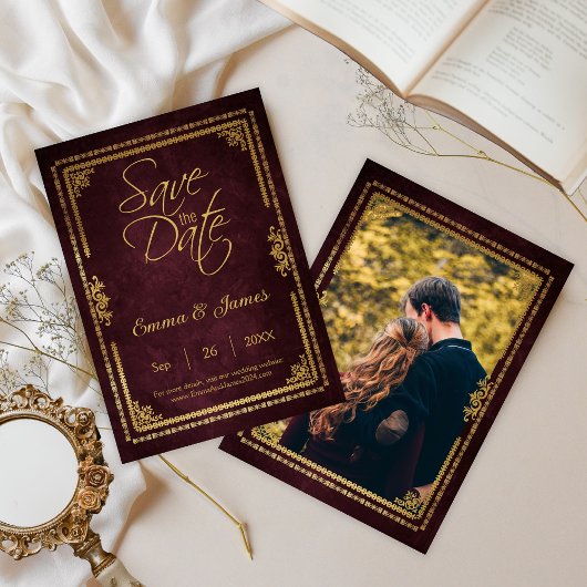 Oude foto met Burgundy sprookjesboekthema Save The Date