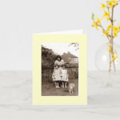 oude foto schattig identieke tweeling meisjes met  kaart (Gele Bloem)