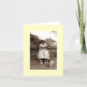 oude foto schattig identieke tweeling meisjes met  kaart