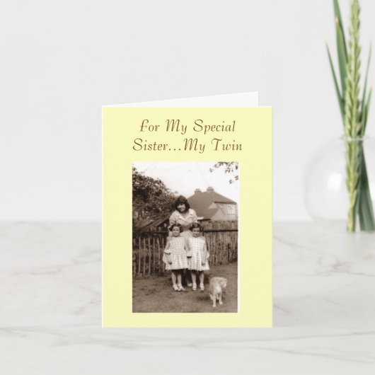 Oude foto schattig identieke tweelingzus verdraaid kaart (Voorkant)