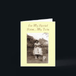 Oude foto schattige identieke tweelingzusjes verse kaart<br><div class="desc">Deze retro sepia foto op dit aanpasbare kleine wenskaart van twee kleine meisjestweelingen uit 1959 staat er echt uit. De schattige, identieke tweeling van vijf jaar draagt hun favoriete roos drukjurken die hun moeder voor hen maakte. Ze staan in de achtertuin van hun huis met hun grote zusje, ze heeft...</div>