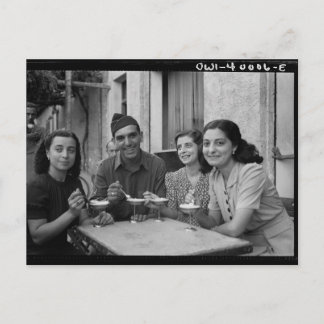 Oude foto van mensen die ijs eten briefkaart