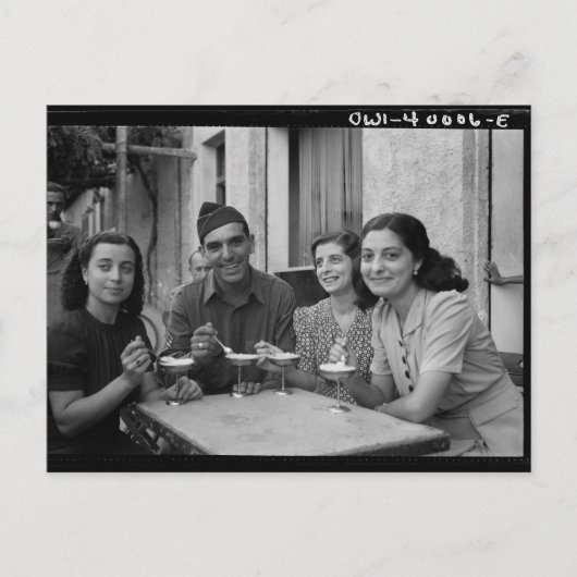 Oude foto van mensen die ijs eten briefkaart (Voorkant)