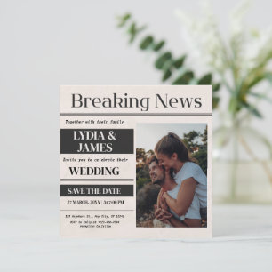 Oude foto van trouwuitnodiging met breaking news kaart