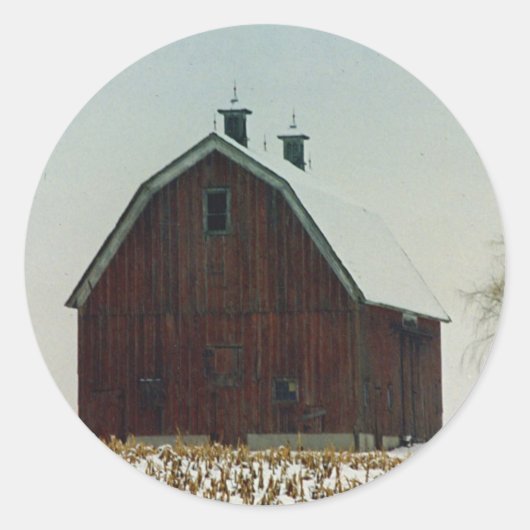 Oude Gambrel Roof Barn op een Sneeuwdag Ronde Sticker (Voorkant)