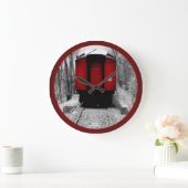 Oude gefaseerde stoomtrein met rode cabine grote klok (Huis)