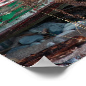 Oude gekleurde houten kist verlaten op strand poster (Hoek)