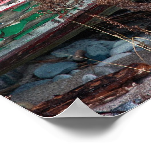 Oude gekleurde houten kist verlaten op strand poster (Hoek)