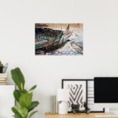 Oude gekleurde houten kist verlaten op strand poster (Thuiskantoor)