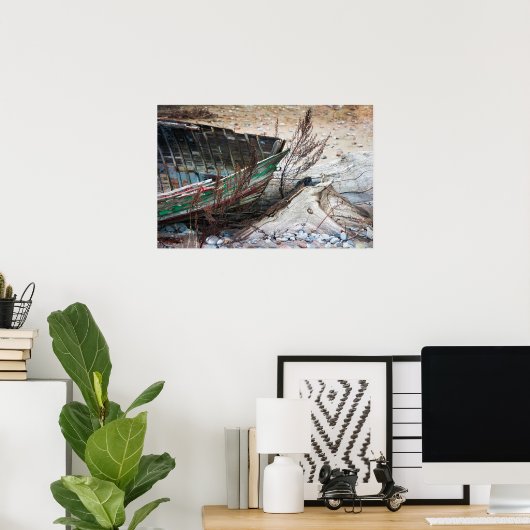 Oude gekleurde houten kist verlaten op strand poster (Thuiskantoor)