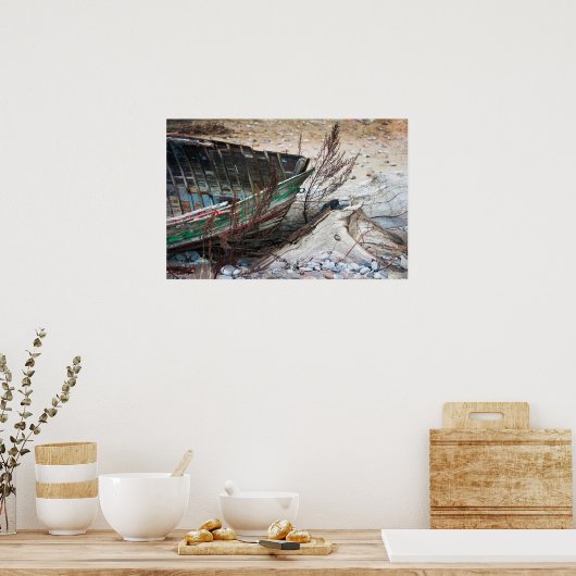 Oude gekleurde houten kist verlaten op strand poster (Keuken)