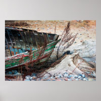 Oude gekleurde houten kist verlaten op strand